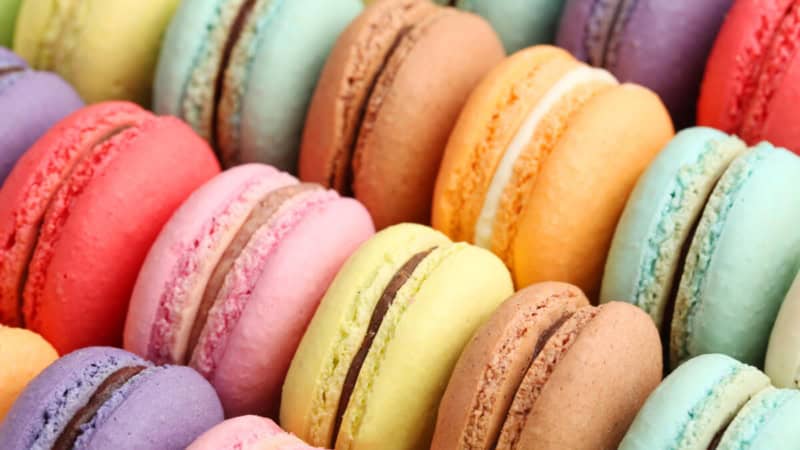 Bunte Macarons, großer Kamerazoom.