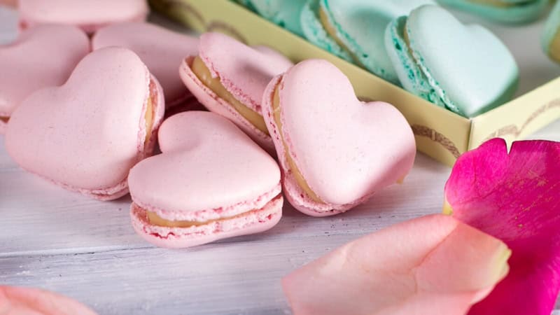 Macarons im Herzform.