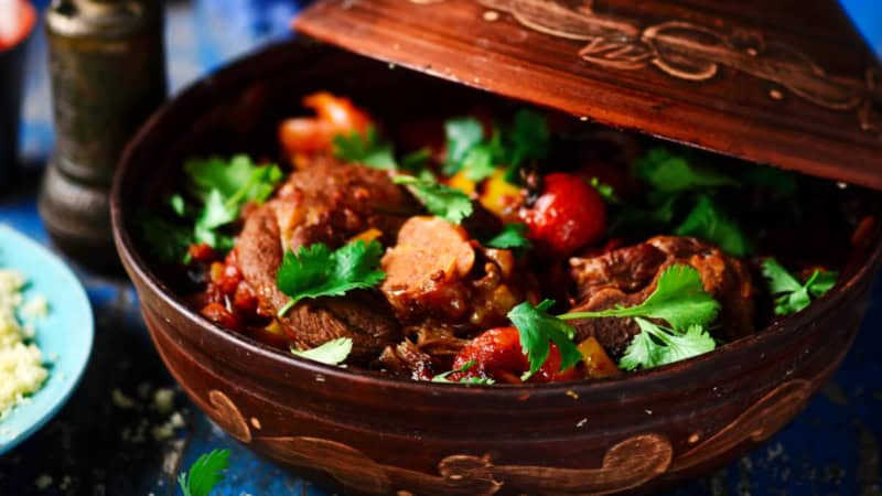 Marokkanische Speise mit Fleisch und Gemüse in einem Topf.