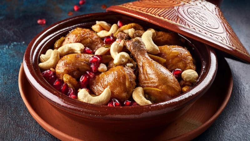 Tajine Gericht mit Fleisch in einem Topf.