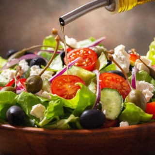 Mediterraner Salat mit Olivenöl.