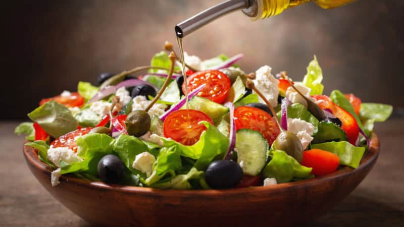Mediterraner Salat mit Olivenöl.