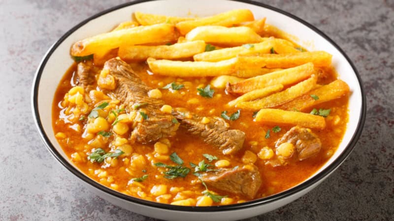 Persisches Gulasch mit Fleisch und Pommes.