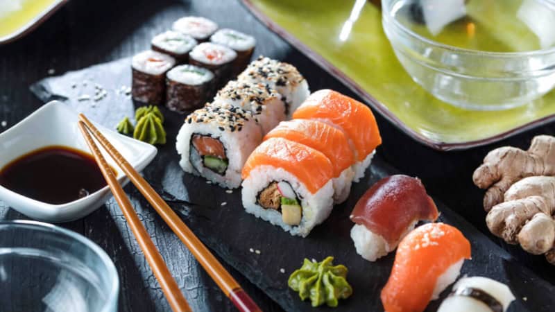 Ein Sushi Teller mit verschiedenen Sushi Sorten und Wasabi.