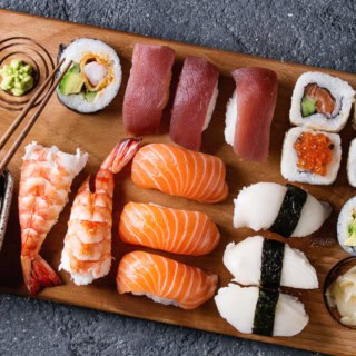 Ein Sushi Teller mit verschiedenen Sushi Sorten und Wasabi und Soja Soße.