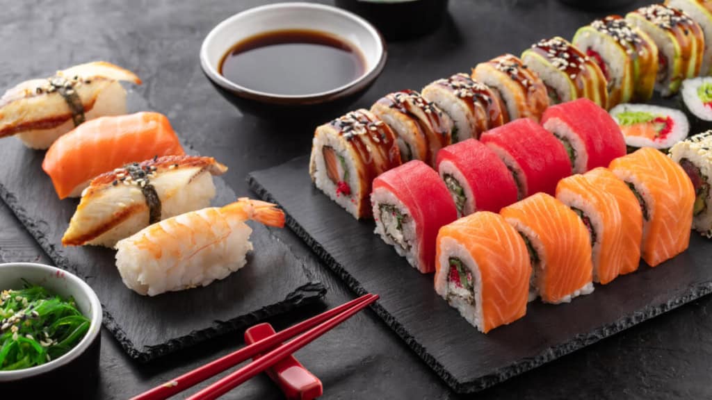 Ein Sushi Teller mit verschiedenen Sushi Sorten und Wasabi und Soja Soße.