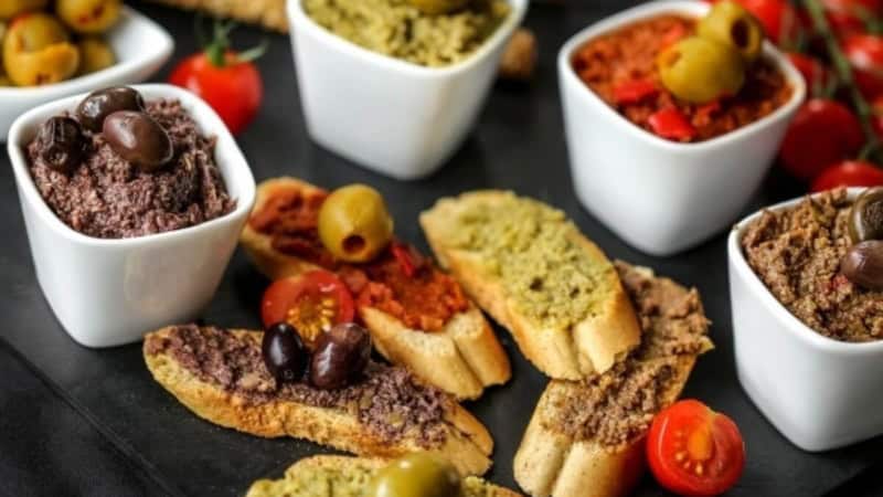 Tapas Antipasti auf einem Tisch.