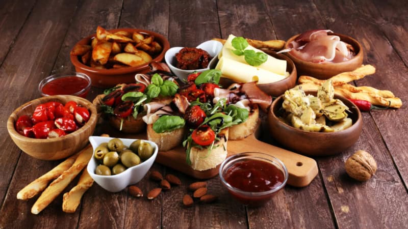 Verschiedene Tapas Gericht auf einem Tisch.
