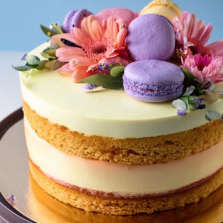 Semi Naked Kuchen mit Macarons.