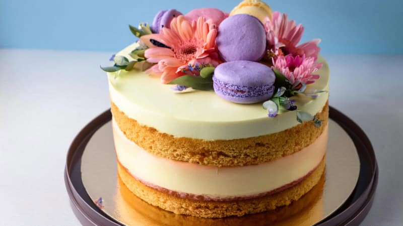 Semi Naked Kuchen mit Macarons.