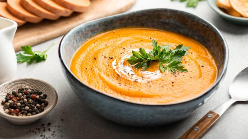 Eine vegetarische Creme-Suppe in einem Schüssel.