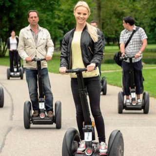 Die Teilnehmer einer Segway Tour in Köln fahren durch den Park.