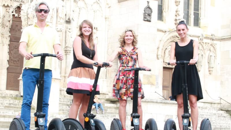 Teilnehmer einer Segway Tour in Köln posieren für ein Gruppenfoto in der Stadt.