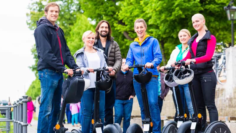 Teilnehmer einer Segway Tour in Köln posieren für ein Gruppenfoto.