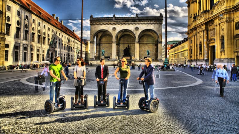 Segway Tour Teilnehmer posieren für ein Gruppenfoto in München, auf dem Odeonsplatz.