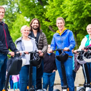 Teilnehmer einer Segway Tour in München posieren für ein Gruppenfoto.