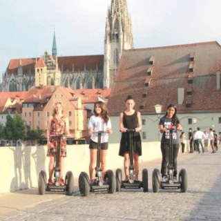 Segway Tour Teilnehmer rollen durch die Altstadt Regensburgs.