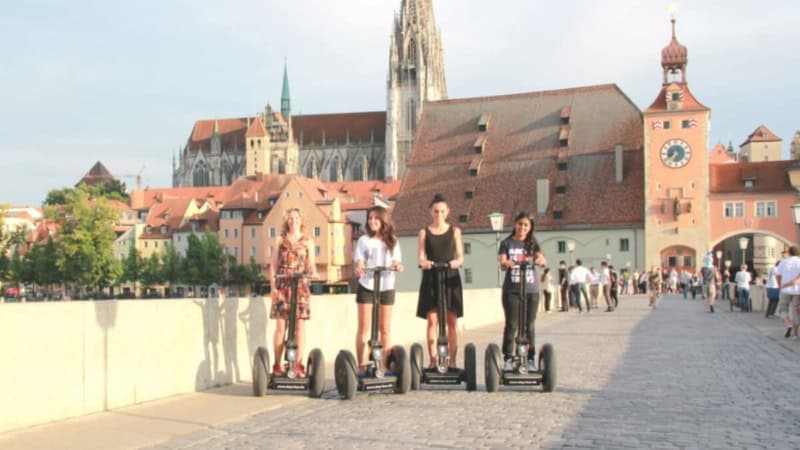 Segway Tour Teilnehmer rollen durch die Altstadt Regensburgs.