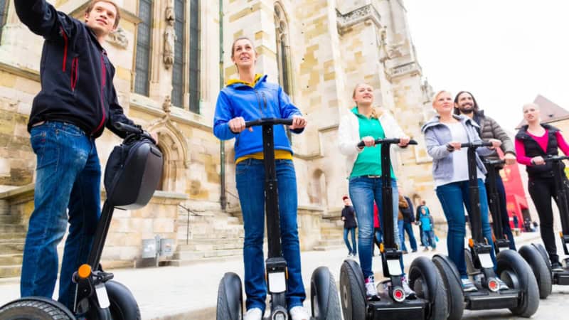 Segway Tour Teilnehmer fahren durch die Altstadt Regensburgs.