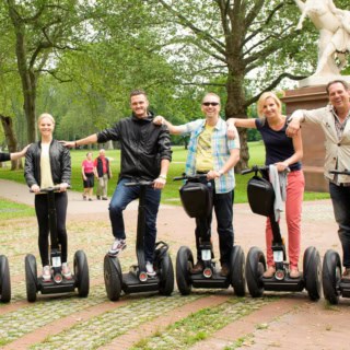 Eine Gruppe von Segway-Fahrer posiert für ein Gruppenfoto im Park in Stuttgart.
