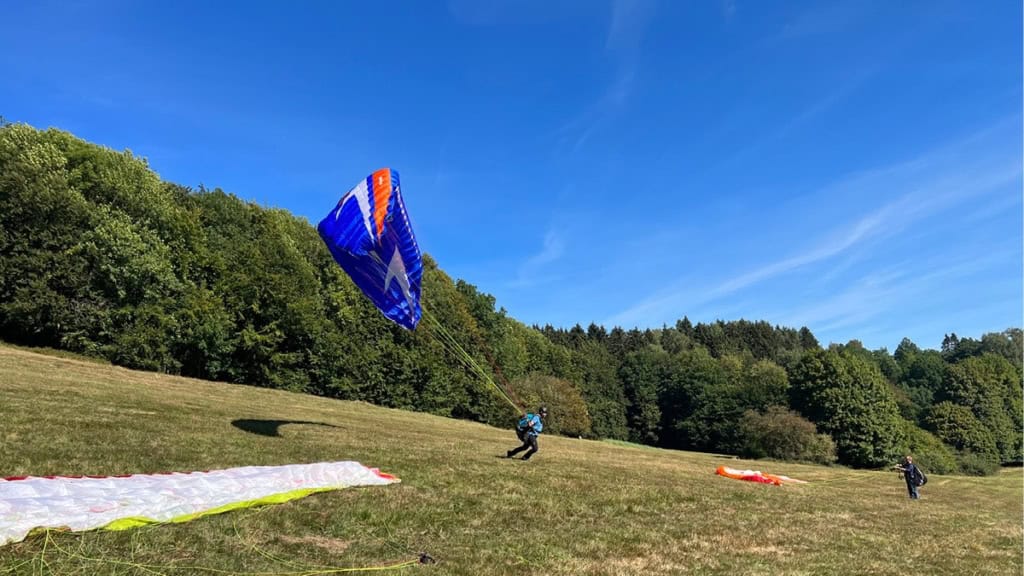 Anflug vom Gleitschirm beim Kurs