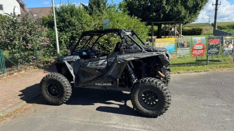 Foto von einem Buggy auf einer Straße.