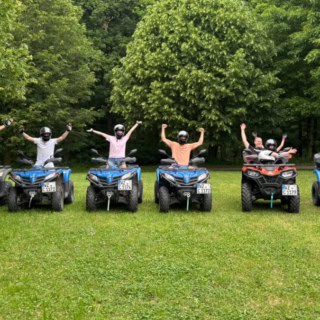 Quad Tour Teilnehmer machen ein Gruppenfoto im Wald.