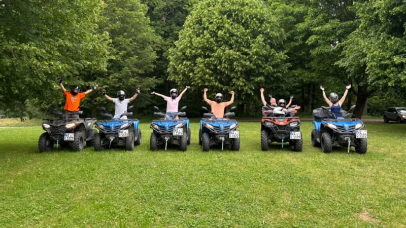 Quad Tour Teilnehmer machen ein Gruppenfoto im Wald.