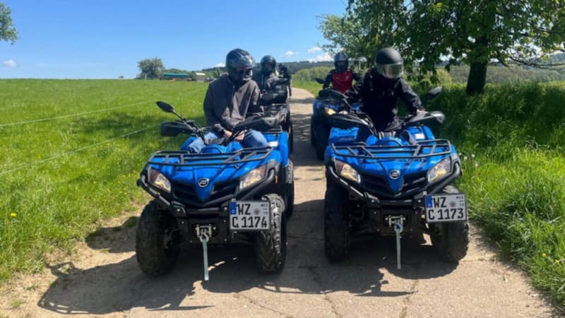 Teilnehmer einer Quad Tour fahren gemeinsam durch das Taunusgebirge.