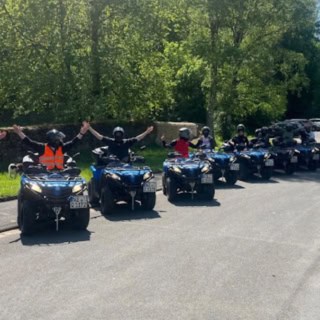 Teilnehmer einer Quad Tour bereiten sich auf die Abfahrt vor.