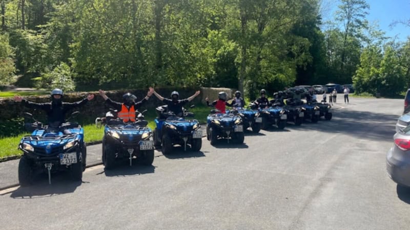 Teilnehmer einer Quad Tour bereiten sich auf die Abfahrt vor.