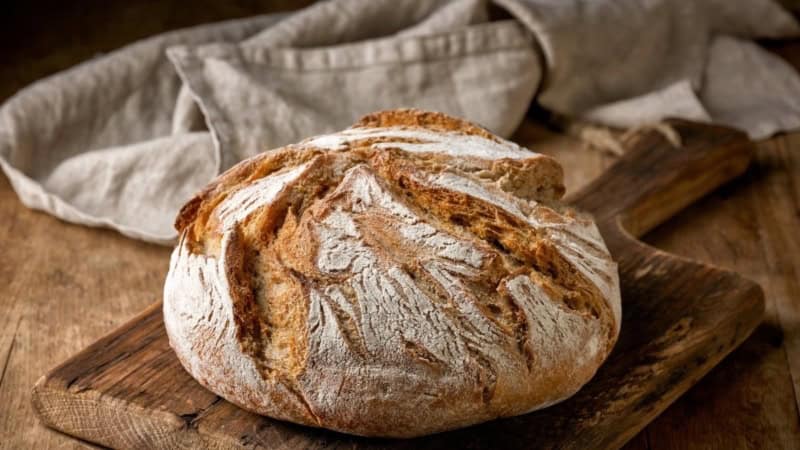 Rustikales frisches Brot auf Holzbrett - Backkurs bei Frankfurt