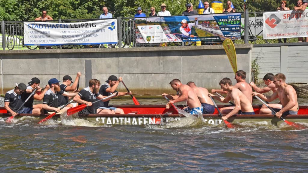 Leipzig Drachenboot-Wettkampf Wettkampfrudern zweier Drachenboote im Kanal von Leipzig.