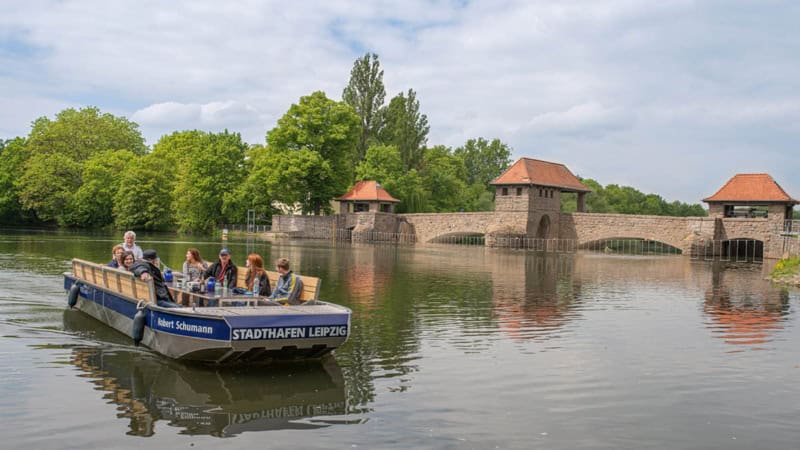 Motorboot fährt ab einem Damm vorbei