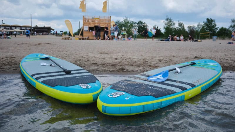 2 stand up paddle boards liegen am Ufer