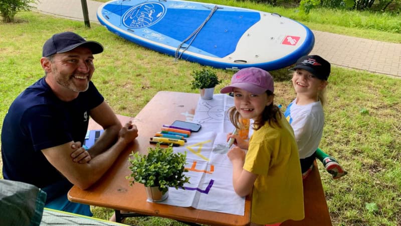 2 Kinder Sitzen an einem Tisch und Malen eine Piratenflagge