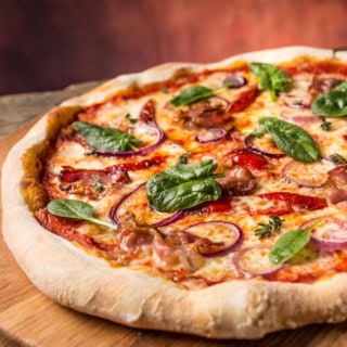 Frisch zubereitete Pizza direkt aus dem Ofen - Kochkurs bei Frankfurt.