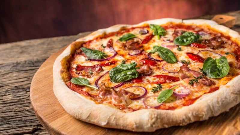 Frisch zubereitete Pizza direkt aus dem Ofen - Kochkurs bei Frankfurt.