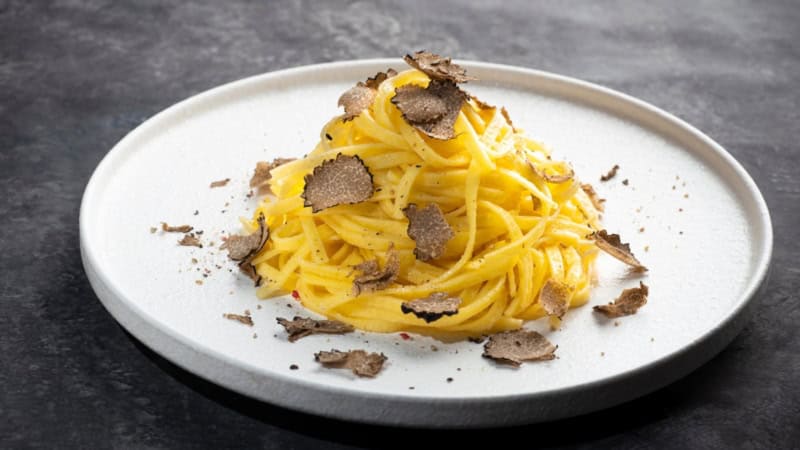 Pasta mit Trüffel auf einem flachen Teller.
