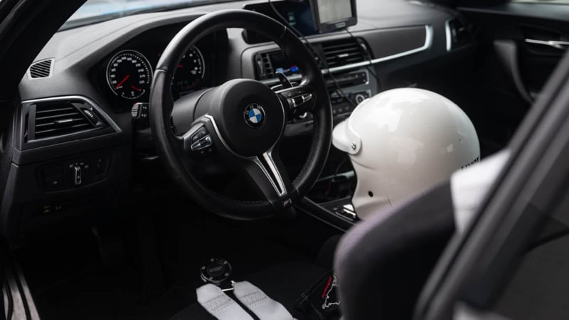 Der Innenraum des BMW M2 Competition mit Helm.