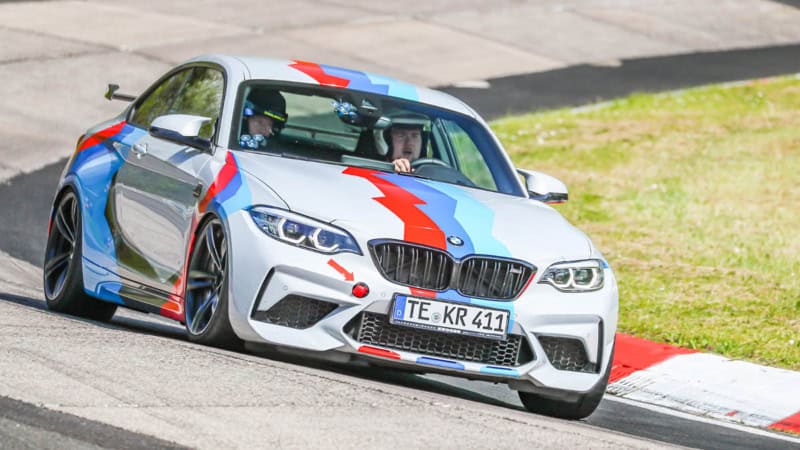 Rennfahrer fährt mit Beifahrer im BMW M2 Competition in eine Kurve - Renntaxi.