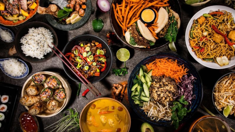 Asiatischen Vorspeisen bereit zum Verzehr.