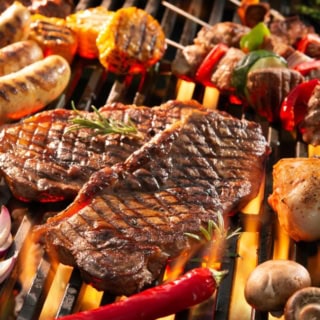 Steaks, Bratwürste, Grillgemüse und Grillspieße werden gegrillt.