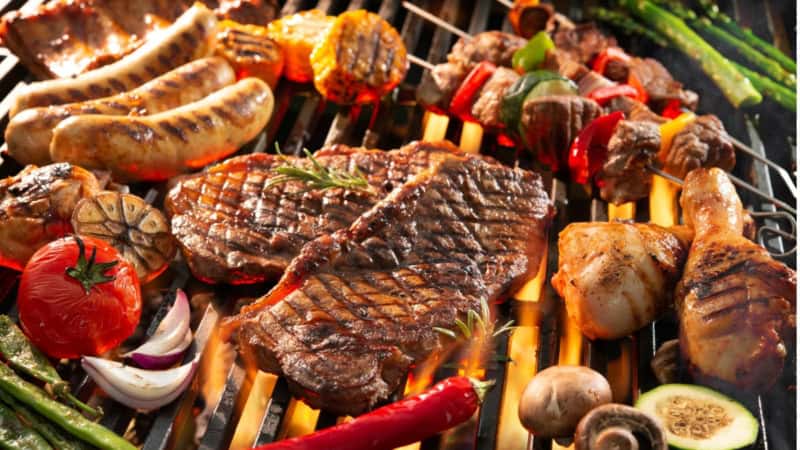 Steaks, Bratwürste, Grillgemüse und Grillspieße werden gegrillt.