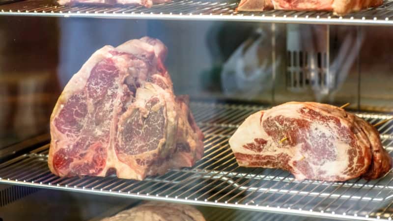 Zwei dry aged Steak Blöcke in einem Kühlschrank.