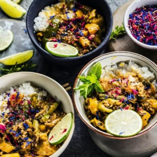 Orientalische Reisspeisen mit bunten Blumen verziert in Schalen.