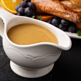 Eine orangene Soße in einer Soßenschale.