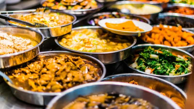 Verschiedene thailändische Gerichte in Schalen aufgetischt.