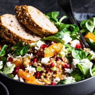 Vegetarischer Salat mit Ziegenkäse, Hülsenfrüchten und Brot.