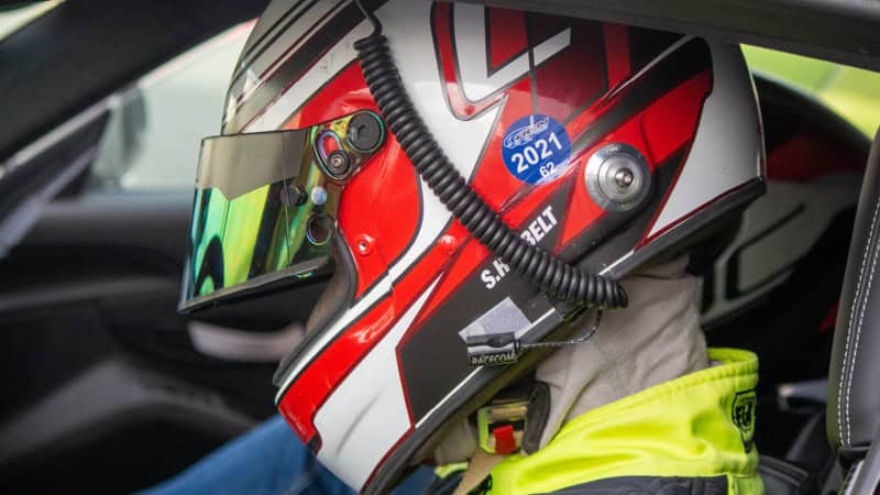 Rennfahrer mit helmet im auto, motorsport, racing, safety gear, erlebnisfabrik, adrenalin, speed, motorsport-event, racing helmet, sportauto, racing safety, auto racing, adrenaline kick, motorsport enthusiast, racing experience, high-speed motorsport, erlebnisfabrik.de altenburg.